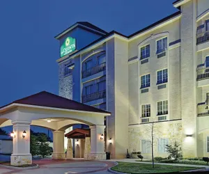 Photo 2 - La Quinta Inn & Suites by Wyndham DFW Airport West - Euless