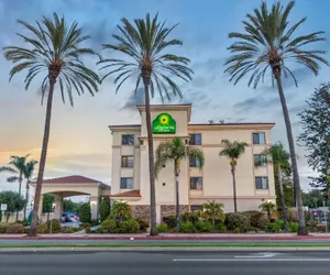 Photo 2 - La Quinta Inn & Suites by Wyndham NE Long Beach/Cypress