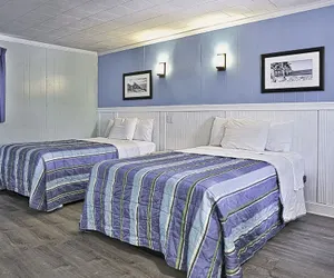 Photo 3 - Colonial Inn Motel