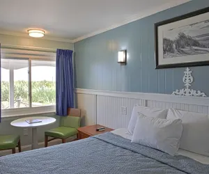 Photo 5 - Colonial Inn Motel