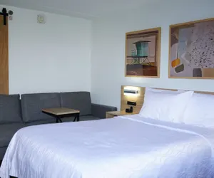 Photo 3 - Waterfront Inn PHL Airport