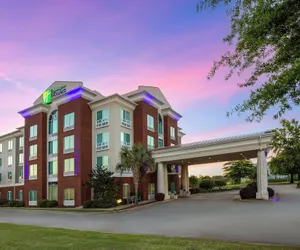 Photo 2 - Holiday Inn Express & Suites Newberry by IHG