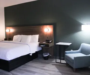 Photo 2 - La Quinta Inn & Suites by Wyndham Lumberton