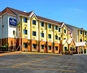 Photo 2 - Microtel Inn & Suites by Wyndham New Braunfels