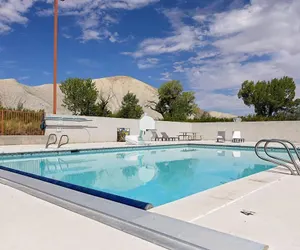 Photo 2 - Cathedral Valley Inn
