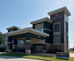 Photo 2 - La Quinta Inn & Suites by Wyndham Ft. Worth - Forest Hill TX