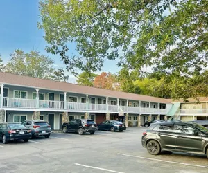Photo 2 - Hampton Motor Inn