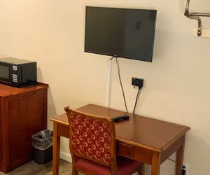 Photo 3 - Hampton Motor Inn