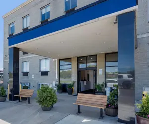 Photo 2 - Avion Inn Near LGA Airport, an Ascend Collection Hotel