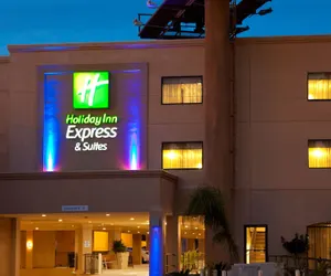 Photo 2 - Holiday Inn Express Hotel & Suites Woodland Hills by IHG