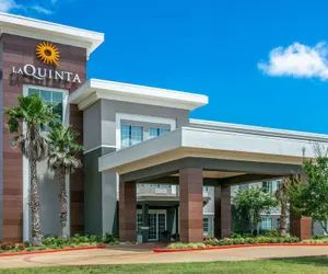 Photo 2 - La Quinta Inn & Suites by Wyndham Jacksonville TX