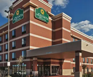 Photo 2 - La Quinta Inn & Suites by Wyndham Edmond