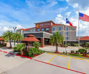 Photo 2 - La Quinta Inn & Suites by Wyndham Houston Channelview