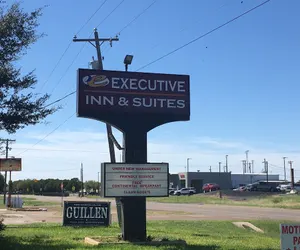 Photo 2 - Executive Inn Hebbronville