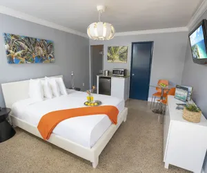 Photo 2 - Hollywood Beach Suites