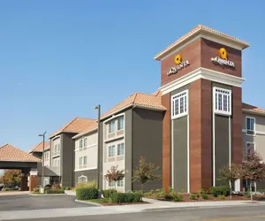 Photo 2 - La Quinta Inn & Suites by Wyndham Fresno Northwest