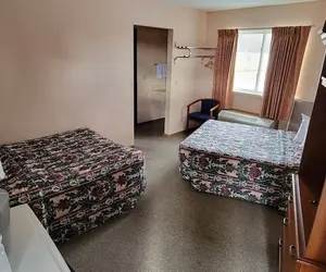Photo 3 - Mackinaw Budget Inn