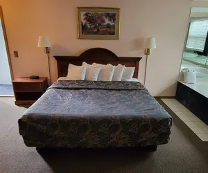 Photo 4 - Mackinaw Budget Inn