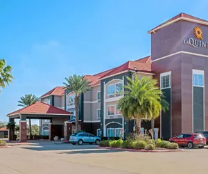 Photo 2 - La Quinta Inn & Suites by Wyndham Winnie