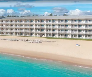 Photo 2 - Mackinaw Beach & Bay Inn & Suites