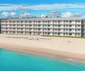 Photo 2 - Mackinaw Beach & Bay Inn & Suites