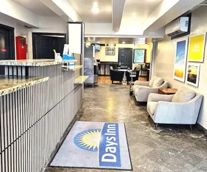 Photo 3 - Days Inn by Wyndham Denver Downtown