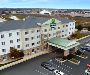 Photo 2 - Holiday Inn Express & Suites Waukegan, an IHG Hotel