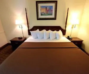 Photo 2 - Waterfront Inn - Mackinaw City