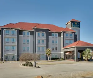 Photo 2 - La Quinta Inn & Suites by Wyndham Lindale