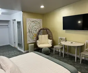 Photo 5 - Foghorn Harbor Inn