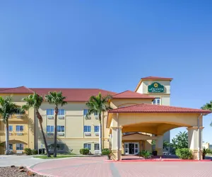 Photo 2 - La Quinta Inn & Suites by Wyndham Raymondville