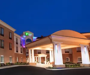 Photo 2 - Holiday Inn Express & Suites Akron Regional Airport Area by IHG