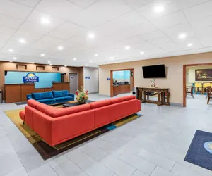 Photo 3 - Days Inn & Suites by Wyndham San Antonio near Frost Bank Center