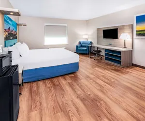 Photo 5 - Days Inn & Suites by Wyndham San Antonio near Frost Bank Center