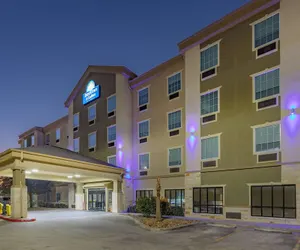 Photo 2 - Days Inn & Suites by Wyndham San Antonio near Frost Bank Center