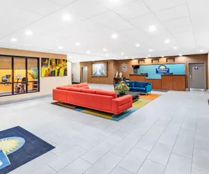Photo 4 - Days Inn & Suites by Wyndham San Antonio near Frost Bank Center