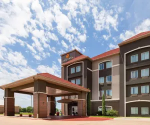 Photo 2 - La Quinta Inn & Suites by Wyndham Brownwood