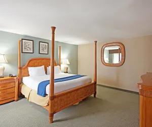 Photo 3 - Holiday Inn Express & Suites Meriden by IHG