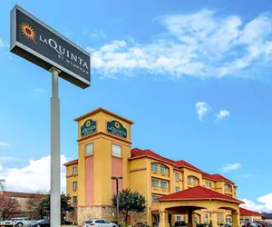 Photo 2 - La Quinta Inn & Suites by Wyndham DFW Airport West - Bedford