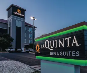 Photo 2 - La Quinta Inn & Suites by Wyndham San Antonio Northwest