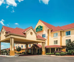 Photo 2 - La Quinta Inn & Suites by Wyndham Russellville