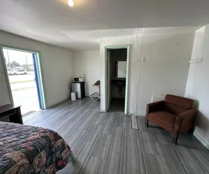 Photo 4 - Base Motel By OYO South Tampa
