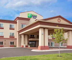 Photo 2 - Holiday Inn Express & Suites Antigo, an IHG Hotel