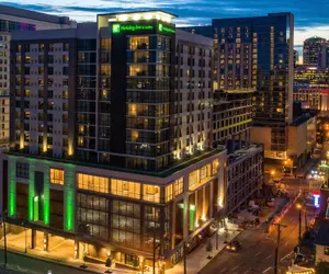 Photo 2 - Holiday Inn & Suites Nashville Downtown - Broadway, an IHG Hotel