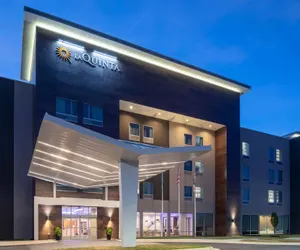 Photo 2 - La Quinta Inn & Suites by Wyndham Greensboro Arpt High Point