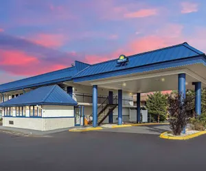 Photo 2 - Days Inn by Wyndham Knoxville North