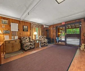 Photo 4 - Evergreen Valley Inn