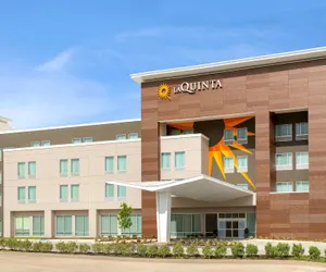 Photo 2 - La Quinta Inn & Suites by Wyndham Richmond-Sugarland