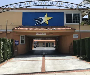 Photo 2 - Starlight Inn La Brea