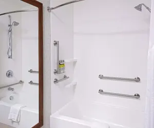 Photo 5 - Holiday Inn Express & Suites Madison by IHG